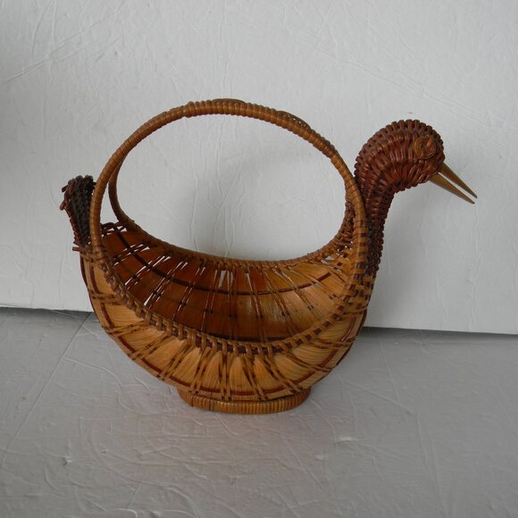 SMALL WICKER/STRAW GOOSE/DUCK BASKET FARMHOUSE COUNTRY - Picture 1 of 8
